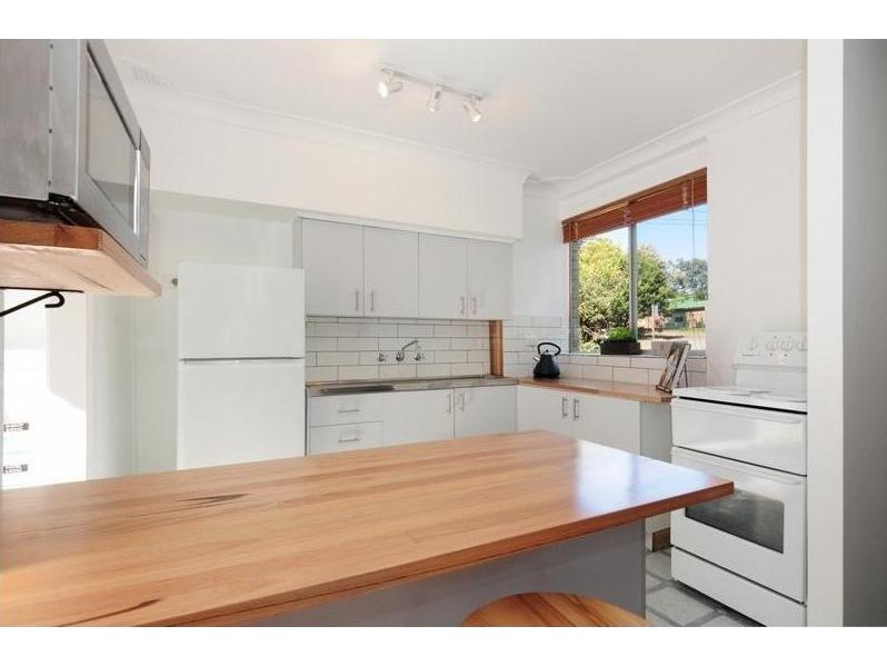 2 bedroom town house easy stroll to Central Nowra CBD- Available for lease from 01/07/19